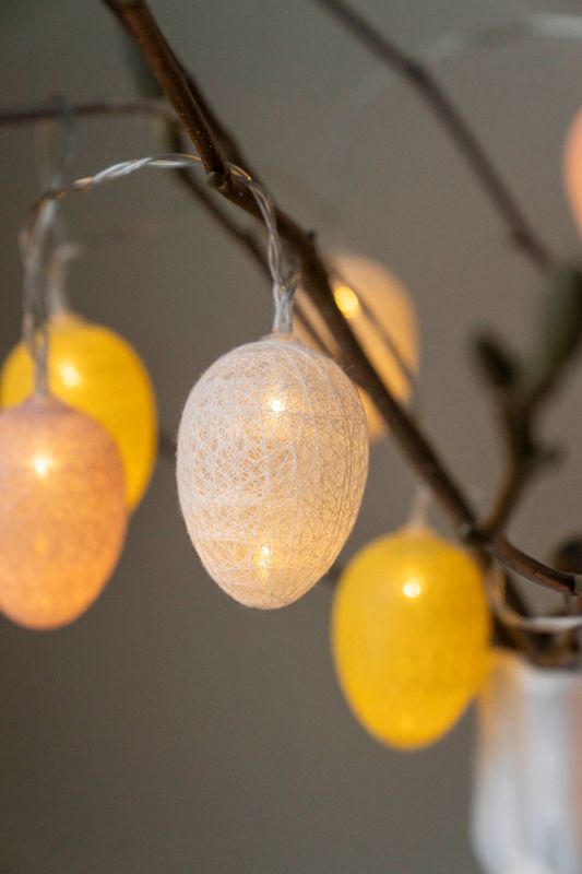 LED-lysslynge med raffiaegg – 10 lys Pastell