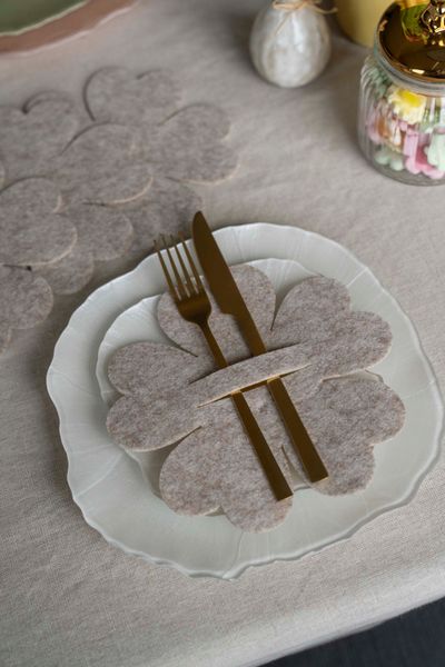 Hovedbilde Bestikkholder blomst – filt – Beige