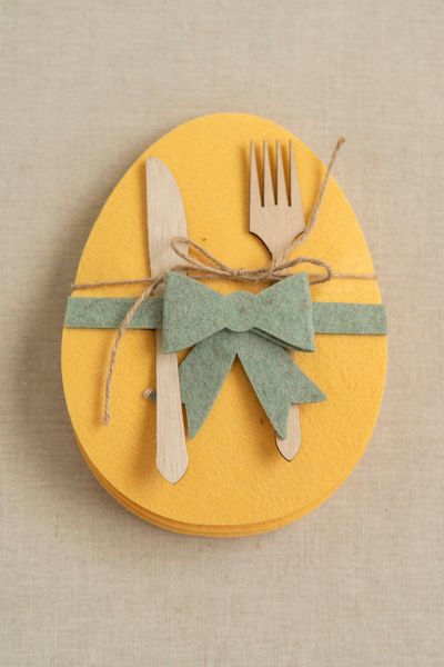 Hovedbilde Bestikkholder egg – filt – Gul