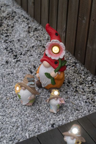 Hovedbilde Nisse med solcelleblomst – 18,5×16×42 cm ...