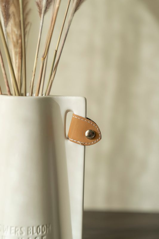 Vase - Relieff - 10x8x18cm - Hvit