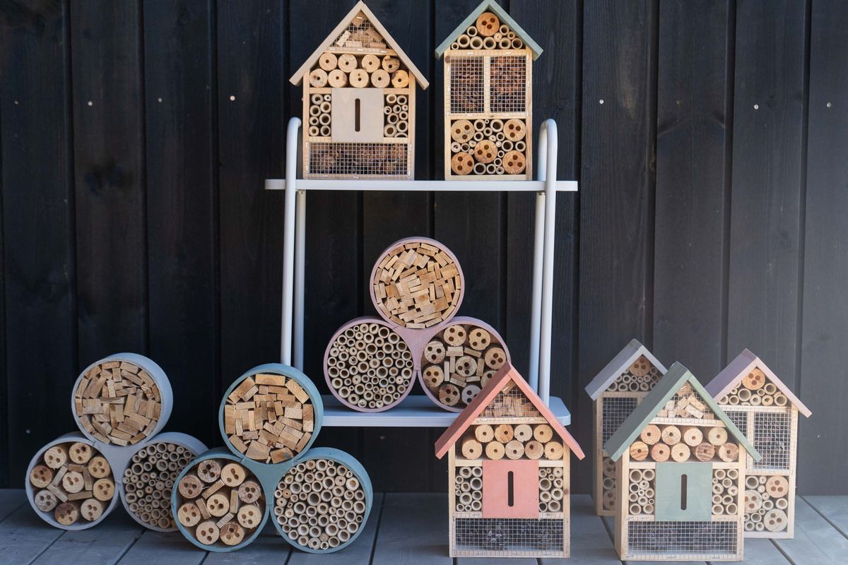 Insekthotell tre – 30×6×28 cm – rosa