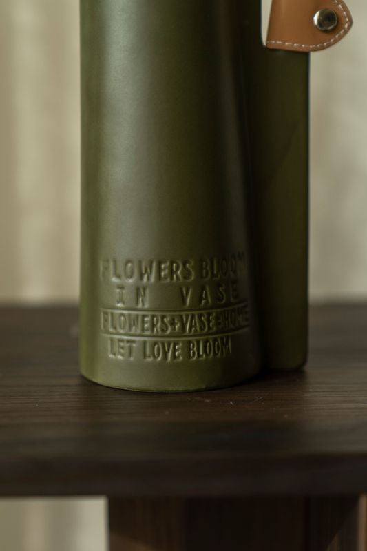 Vase - Relieff - 10x8x18cm - Grønn